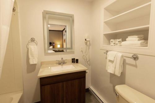BeresfordMotel 7 Inn & Suites的白色的浴室设有水槽和镜子