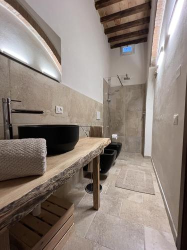 波吉邦西The Loft By Birillo的一间带两个盥洗盆和淋浴的浴室