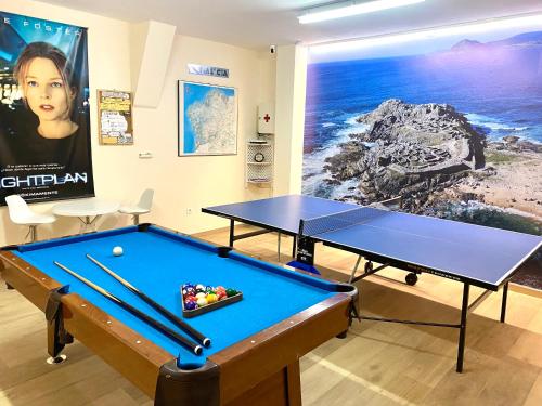 普埃尔托德尔松Casa A Colina的一间设有两张乒乓球桌和一幅画的房间