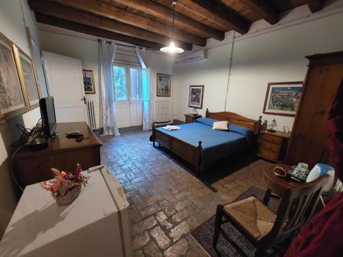 Pontecchio PolesineBordeghina B&B In Farmhouse的一间卧室设有一张床和一间客厅。