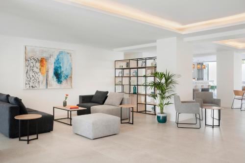 克里斯托港Aparthotel Marina Drach的带沙发、椅子和桌子的客厅