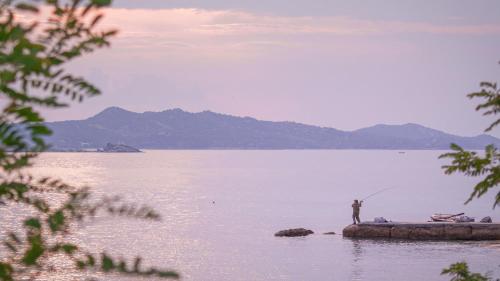欧拉努波利斯Viva Properties的站在水中岩石上钓鱼的人