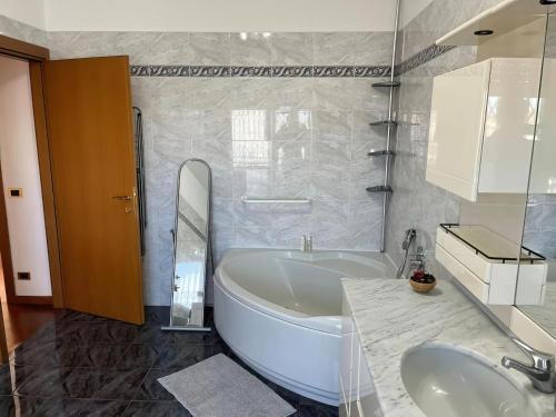 米兰AL54 Apartment的白色的浴室设有浴缸和水槽。