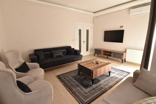 特拉布宗NORA SUİTE的带沙发和咖啡桌的客厅