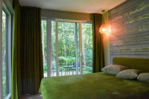 斯伽尔达Fridis&Chill的一间卧室设有一张绿色的床和大窗户