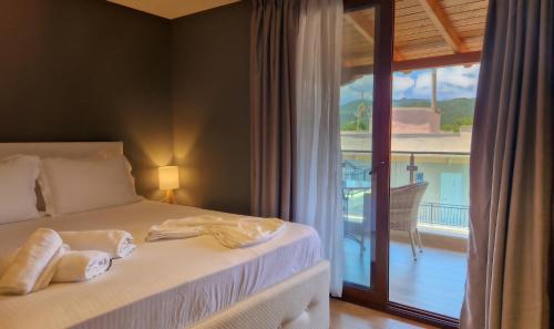 萨尔蒂维克酒店的一间卧室设有一张床,享有阳台的景色