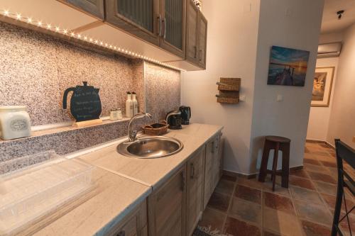 沃洛斯AKAVA garden house的厨房配有水槽和台面