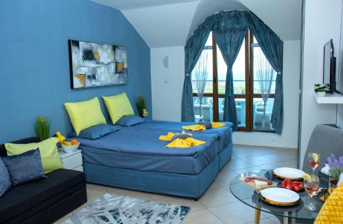 瓦尔纳Black sea Narcissus - quiet studio with amazing sea view的蓝色的客厅配有沙发和桌子