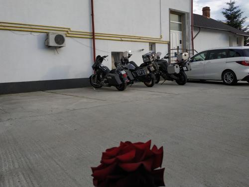 皮特什蒂Casa Agape的停在停车场的一群摩托车