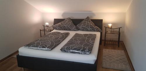 巴特法灵博斯特尔斯特罗姆里斯咖啡旅馆的一间卧室配有带2个枕头的床