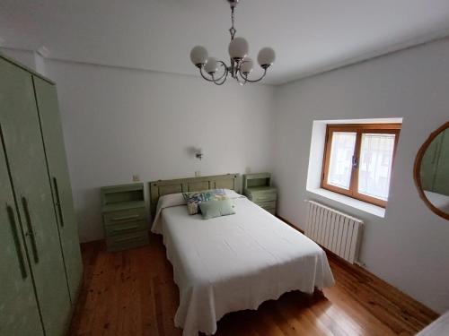 Caboalles de AbajoVUT Corea324的卧室配有白色的床和窗户。