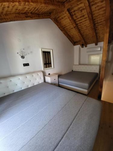扎达尔Mini Villa Punta的一间卧室配有一张床和镜子