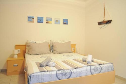 班约勒Little house Kućica的一间卧室配有带2个枕头的床