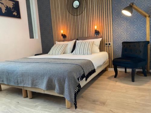 阿维尼翁Appart'Hotel - Gare TGV - Courtine - Confluence - 407的一间卧室配有一张大床和一张蓝色椅子