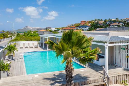 威廉斯塔德Boutique Hotel JT Curaçao的从房子的阳台上可欣赏到游泳池的景色