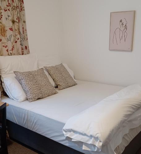 约翰内斯堡Craighall Park Stylish Garden Studio的一张白色的床,上面有两个枕头