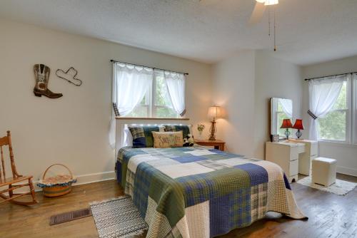 SheldonPet-Friendly Sheldon Vacation Rental with Large Yard的一间卧室设有一张床和两个窗户。