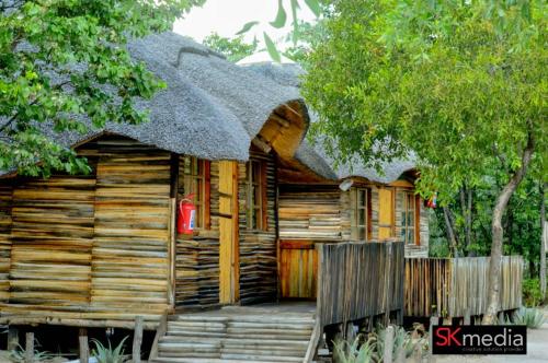 NataMokoka Rest Camp的小木屋设有茅草屋顶和门廊