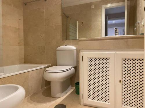 阿尔加德萨Fantastic Sea View Apartment的浴室配有卫生间、浴缸和水槽。