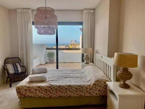 阿尔加德萨Fantastic Sea View Apartment的一间卧室设有一张床,享有海景