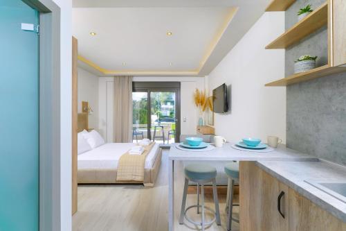 萨索斯Yasemi Luxury Rooms的一间带一张床的房间和一间带桌子的厨房