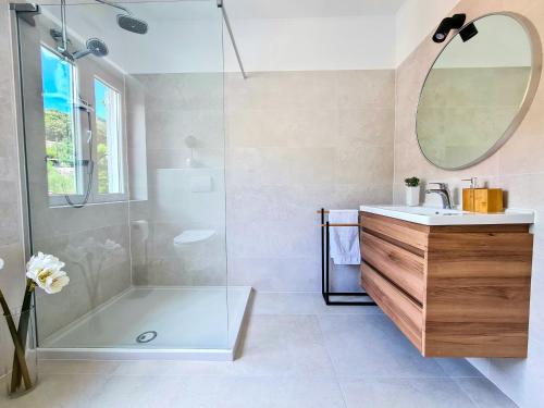 拉布Apartment Gulić的带淋浴、盥洗盆和镜子的浴室