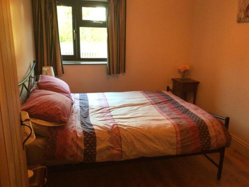塞尔比Sycamore, Moss Hagg Farm的一间卧室设有一张带窗户和窗户的床。