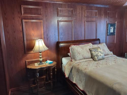 科堡乔治国王宾馆的一间卧室配有一张床和一张带台灯的桌子