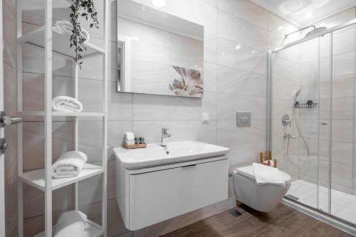 亚力卡瓦克Bovilla Hotel Yalıkavak的白色的浴室设有水槽和淋浴。