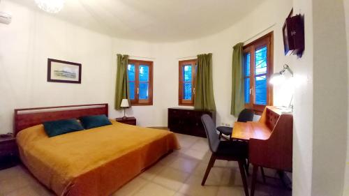 阿尔塔夫拉Apartments in Villa Isabel的一间卧室配有一张床和一张书桌