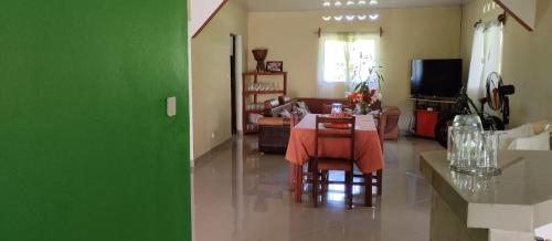 圣玛丽Villa Ste Marie的客厅设有桌子和绿色的墙壁
