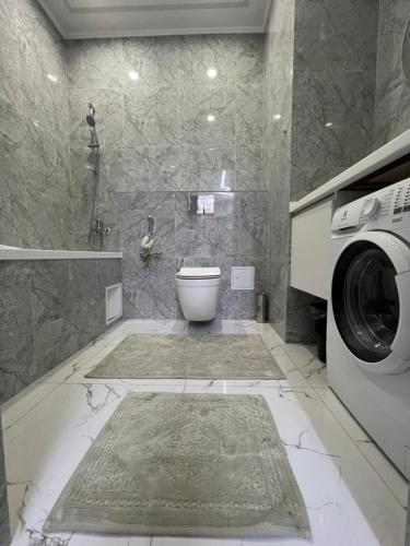 阿拉木图ЖК - 4 YOU - Nomaden- 3的一间带卫生间和洗衣机的浴室