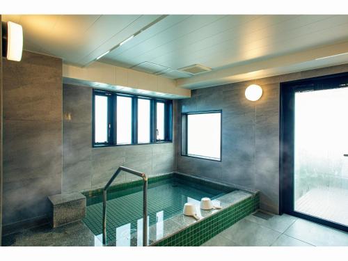多治见市Kuretake Inn Premium Tajimi Ekimae的带浴缸和窗户的浴室