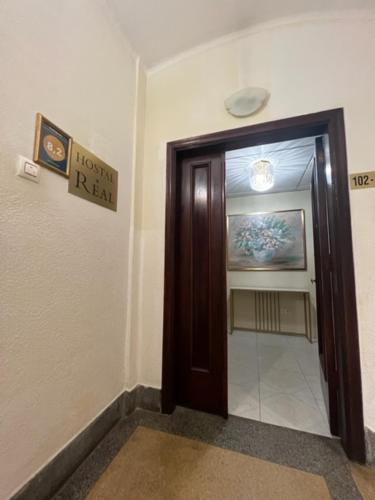 维戈里尔旅馆的大楼内带有棕色门的走廊