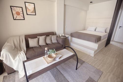 阿莱曼Seven Stays Sidi Abd El-Rahman的客厅配有沙发和1张床