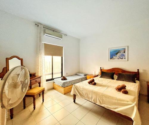 Il- GżiraGalileo Rooms的一间卧室,配有一张带两个泰迪熊的床