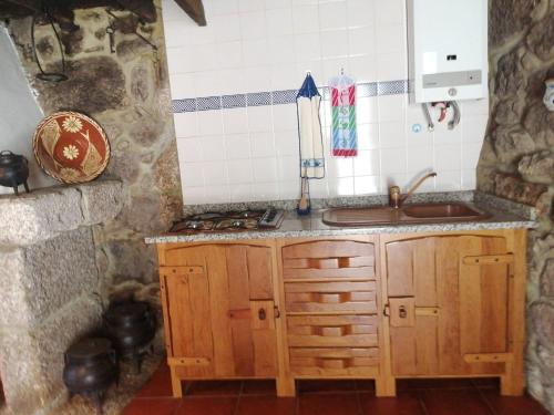 瓜尔达Quinta Do Quetrofe的一间带水槽和炉灶的小厨房