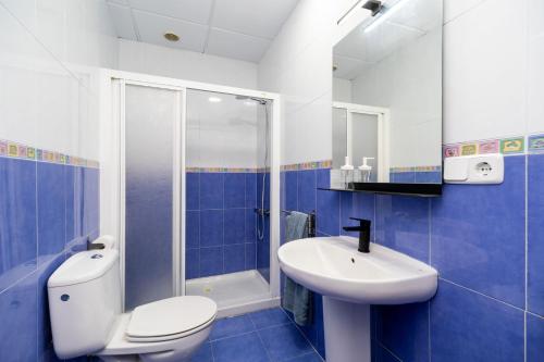 阿尔么丽亚La Casa Verde的蓝色和白色的浴室设有卫生间和水槽