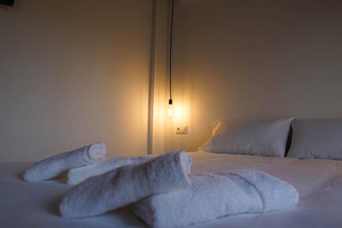 代尔特布雷Villa Carmensin的白色的床、白色床单和枕头