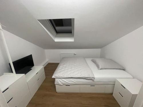 布克斯泰胡德Buxtehude*Wohnung*100qm*6 Schlafplätze*NEU*的一间白色卧室,配有床和电视
