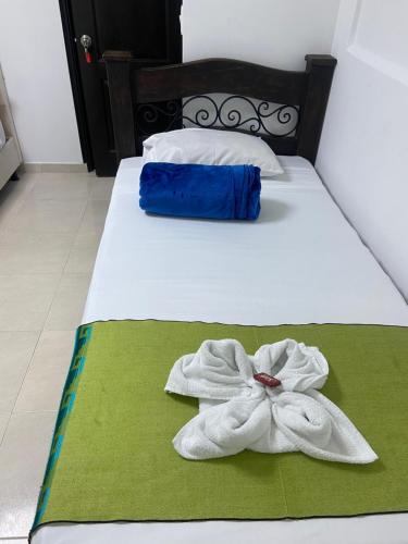 萨兰托Mi Balconcito的床上有两条毛巾