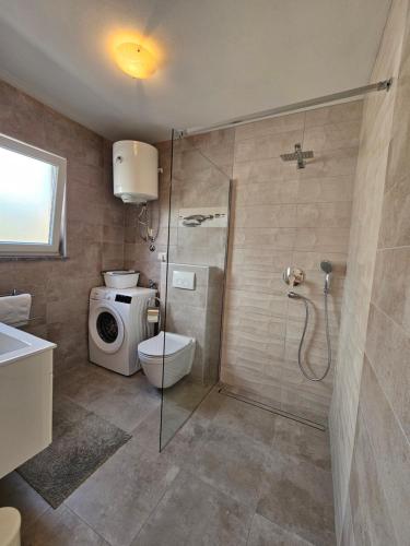 罗维尼Apartmani Gržinić的带淋浴、卫生间和盥洗盆的浴室