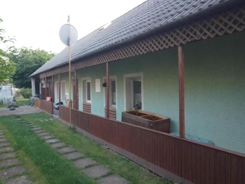 Trenčianska TurnáDomček v Turnej的旁边设有围栏的绿色房子