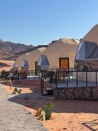 瓦迪拉姆Moon Magic Valley的沙漠中的一排豪华帐篷