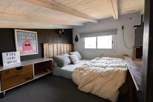 Colonia ChapadmalalRefugio santa isabel的一间卧室配有一张床和一台电视