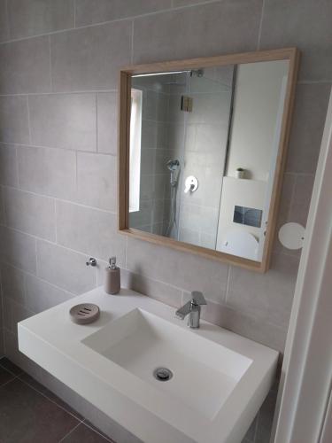 维拉摩拉Impervila 201的浴室设有白色水槽和镜子
