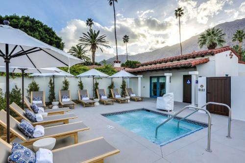 棕榈泉La Serena Villas, A Kirkwood Collection Hotel的酒店庭院设有游泳池和躺椅。