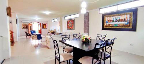 巴克里索莫雷诺港Bahía Gardner的用餐室以及带桌椅的起居室。
