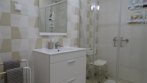 VerdelhoCasa Bocage的白色的浴室设有水槽和淋浴。