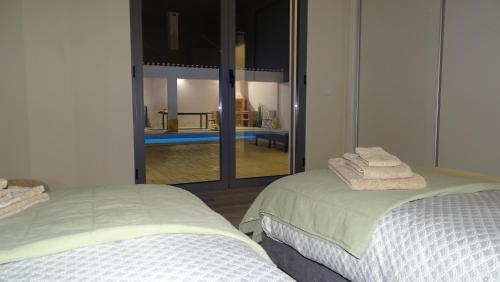 VerdelhoCasa Bocage的一间卧室配有两张床,享有一个房间的景色